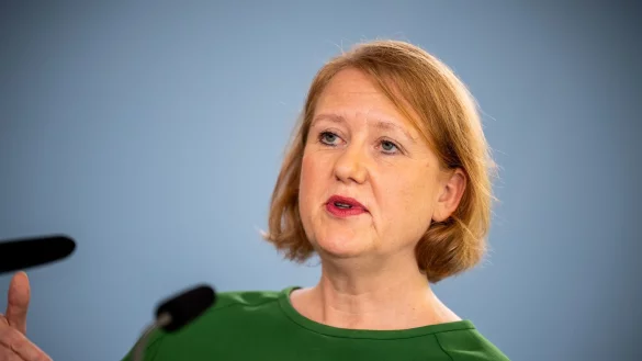 5000 Stellen zur Abwicklung der Kindergrundsicherung geplant: &laquo;Das zus&auml;tzliche Personal bedeutet eine B&uuml;rokratieentlastung f&uuml;r die B&uuml;rger&raquo;, bekr&auml;ftigt Bundesfamilienministerin Lisa Paus. - &copy; Michael Kappeler/dpa