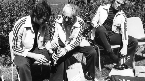 Adi Dassler (Mitte) galt lange Zeit als Pionier der Sportschuh-Welt. Das von ihm gegr&uuml;ndete Unternehmen Adidas wird 75 Jahre alt. (Archivbild) - &copy; Werner Baum/dpa