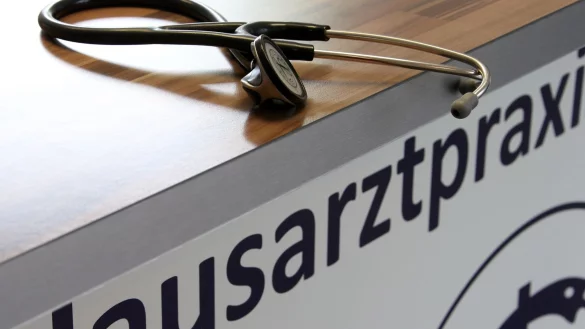 Bessere Arbeitsbedingungen sollen dazu beitragen, das Netz der Hausarztpraxen mit Blick auf eine kommende Ruhestandswelle zu erhalten. - &copy; Stephan Jansen/dpa