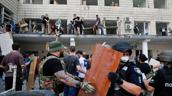 Retter suchen weiter nach Opfern des russischem Raketenangriffs - &copy; Sergei Chuzavkov/SOPA Images via ZUMA Press Wire/dpa