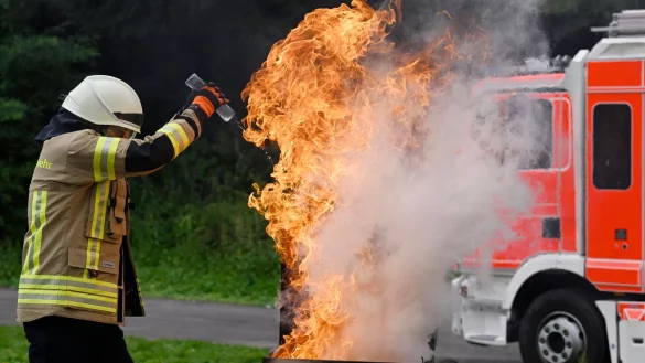 Die Feuerwehr warnt vor Unf&auml;llen mit Grills und hat mitten in der Sommerferienzeit mit einer Vorf&uuml;hrung auf die Gefahren bei unvorsichtigem Umgang mit den Ger&auml;ten hingewiesen. - &copy; Roberto Pfeil/dpa