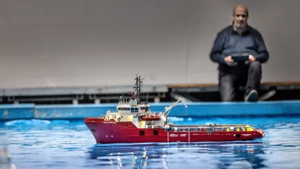 Ein Modell des Rettungsschiffes &laquo;Pacific Brigand&raquo; kreuzt in einem gro&szlig;en Wasserbecken auf der Messe Intermodellbau. - &copy; Dieter Menne/dpa