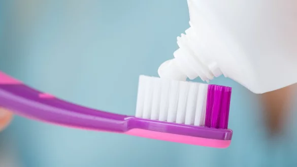 Sanft soll sie sein und sauber soll sie machen - doch nicht alle Sensitiv-Zahncremes f&uuml;r empfindliche Z&auml;hne schaffen das. - &copy; Christin Klose/dpa-tmn/dpa