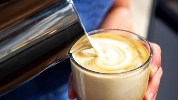 Je mehr Fettgehalt die Milch hat desto cremiger schmeckt die Kaffeespezialität. - © Bernd Diekjobst/dpa-tmn/dpa