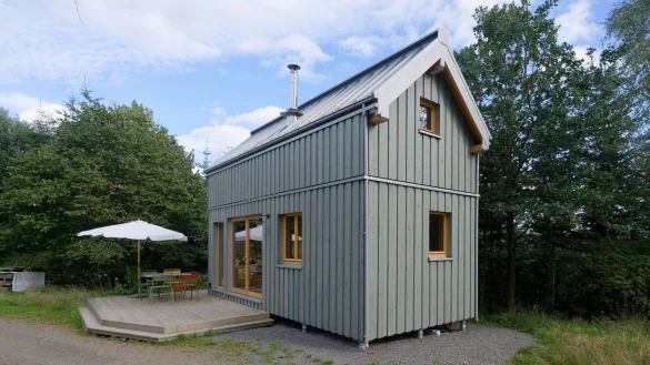 Ein Muster eines "Organic Tiny House" steht auf dem Gel&auml;nde der Firma Gelzh&auml;user GmbH. - &copy; Henning Kaiser/dpa