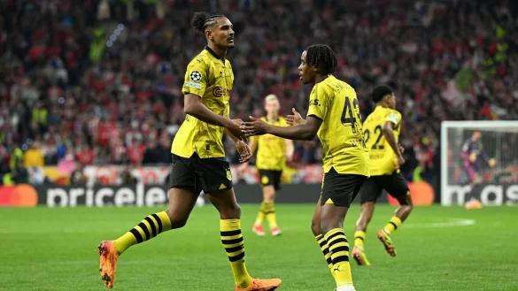 Dortmunds Jamie Bynoe-Gittens (r) und Dortmunds Sebastien Haller jubeln &uuml;ber das Anschlusstor zum 1:2. - &copy; Federico Gambarini/dpa