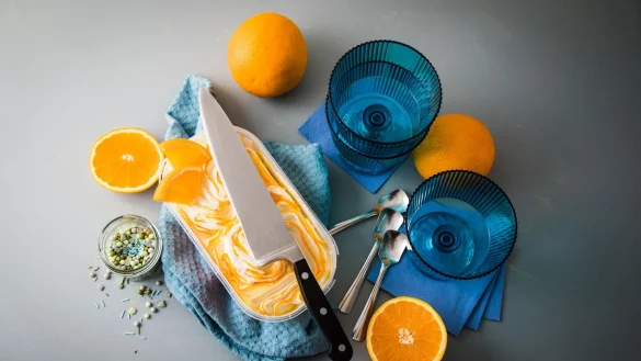 Bekommt man das Eis mit einem Messer leichter aus der Packung als mit einem L&ouml;ffel? - &copy; Christin Klose/dpa-tmn