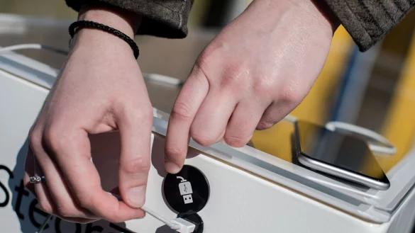 &Ouml;ffentliche Ladestationen k&ouml;nnen zur Gefahr werden, wenn Cyberkriminelle sie nutzen, um Malware auf angeschlossene Ger&auml;te zu schleusen und sensible Daten abzugreifen. - &copy; Hauke-Christian Dittrich/dpa