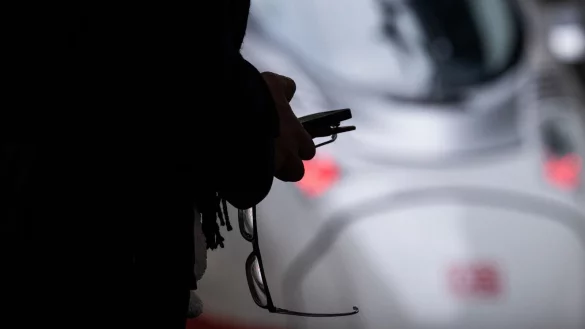 Erstattungen für Bahnverspätungen oder Zugausfälle sollten direkt auf der offiziellen Bahn-Website beantragt werden, um Kosten durch externe Dienstleister zu vermeiden. - © Marijan Murat/dpa/dpa-tmn