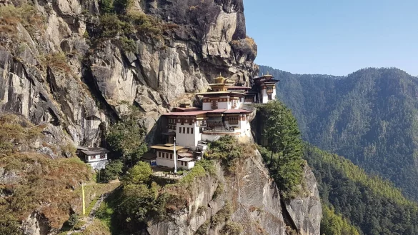 Blick auf das buddhistische Tigernest-Kloster in Bhutan: Touristen m&uuml;ssen nun keine Auslandsreise-Krankenversicherung nachweisen, um ins Land reisen zu k&ouml;nnen. - &copy; Nick Kaiser/dpa