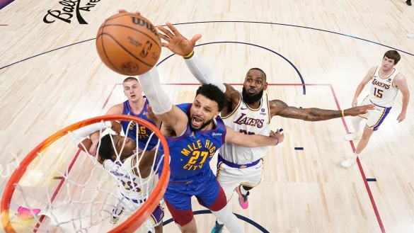 Nuggets-Guard Jamal Murray (M.) steigt zum Dunk hoch. - &copy; Jack Dempsey/AP/dpa