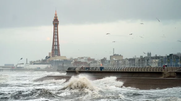 Hohe Wellen in Blackpool. - &copy; Danny Lawson/PA Wire/dpa