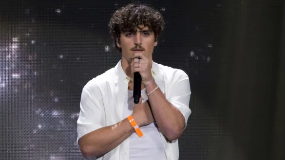 Benson Boone hat den bisherigen Hit des Jahres gelandet: Der 22-J&auml;hrige sieht so aus, wie sich viele im Klischee einen GenZ-Mann vorstellen: schlank, wuscheliges Haar, Schmuck und Schnurrbart. - &copy; Atilano Garcia/SOPA Images via ZUMA Press Wire/dpa