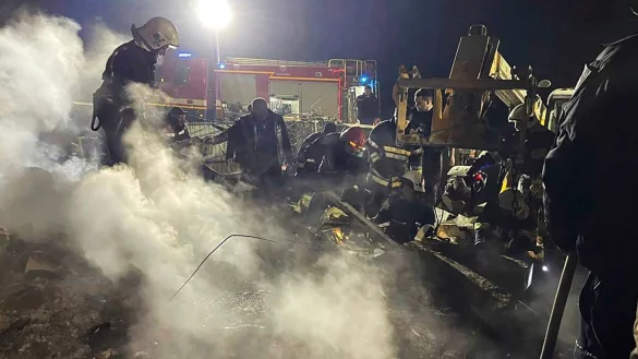 Rettungskr&auml;fte erreichen ein durch einen russischen Drohnenangriff besch&auml;digtes Geb&auml;ude im westukrainischen Winnyzja. - &copy; Ukrainian Emergency Service/AP/dpa