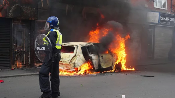 Im Zuge der Krawalle wurden auch Fahrzeuge angez&uuml;ndet. - &copy; Owen Humphreys/PA Wire/dpa