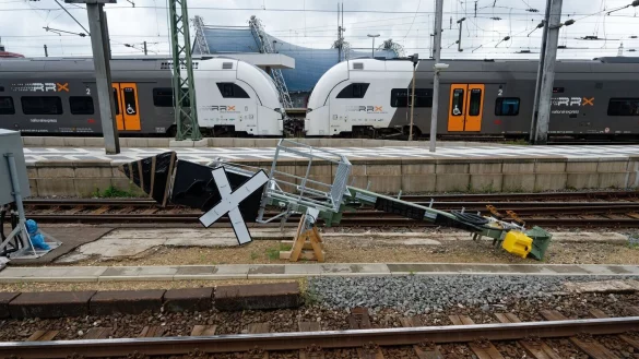 Ein RRX Zug der Deutschen Bahn fährt in den Kölner Hauptbahnhof ein. - © Henning Kaiser/dpa/Symbolbild
