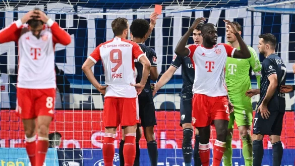 Schiedsrichter Daniel Schlager zeigt M&uuml;nchens Dayot Upamecano die Gelb-Rote Karte. - &copy; David Inderlied/dpa