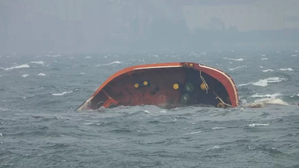 Der &Ouml;ltanker &laquo;Terra Nova&raquo; war am Donnerstag in der Bucht von Manila. (Archivbild) - &copy; Uncredited/Philippine Coast Guard/AP/dpa