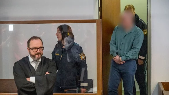 Der Angeklagte (r) wird in Hof zu einer langer Haftstrafe verurteilt. - &copy; Daniel Vogl/dpa