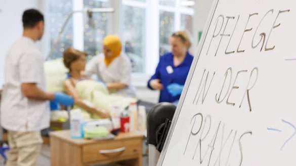 Ohne Fachkr&auml;fte aus dem Ausland ist der hohe Bedarf in den Gesundheitsberufen nicht zu decken. NRW entr&uuml;mpelt jetzt b&uuml;rokratische H&uuml;rden. - &copy; Friso Gentsch/dpa