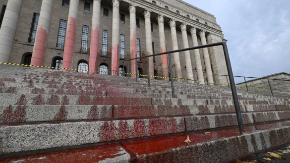 Blutrote Farbe am Das finnische Parlamentsgebäude ist - © Antti Aimo-Koivisto/Lehtikuva/dpa