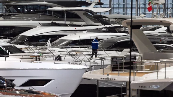 Motoryachten stehen in der Messehalle 6. - © Federico Gambarini/dpa
