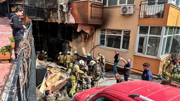 Feuerwehrleute sind nach dem Brand in einem Nachtclub im Einsatz. - &copy; Uncredited/IHA/AP/dpa