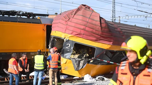 Rettungskr&auml;fte arbeiten an der Unfallstelle nach dem Zusammensto&szlig; zweier Z&uuml;ge in Pardubice. - &copy; Vost&aacute;rek Josef/CTK/dpa