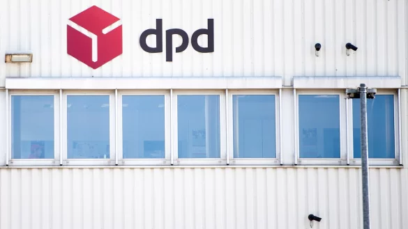 Das Logo von DPD ist an der Au&szlig;enwand eines Depots des Paketdienstleisters zu sehen. - &copy; Jonas G&uuml;ttler/dpa