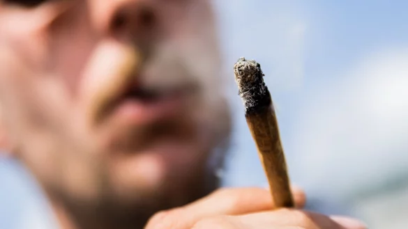 Wer vor seinem Kind zum Joint greift, sollte sich fragen, was er vorlebt. Wenn Eltern dann etwas dagegen haben, wenn Teenager das nachmachen, haben sie schlechte Karten. - &copy; Christoph Soeder/dpa