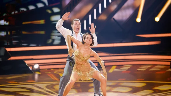 Gabriel Kelly, S&auml;nger, und Malika Dzumaev, Profit&auml;nzerin, tanzen auf dem Parkett in der RTL-Tanzshow &bdquo;Let\'s Dance&ldquo; im Coloneum. - &copy; Thomas Banneyer/dpa