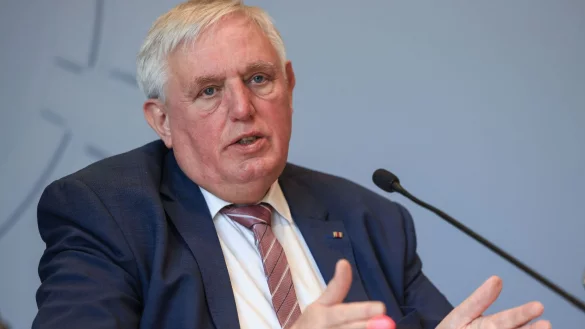 Gesundheitsminister Karl-Josef Laumann (CDU) spricht auf einer Pressekonferenz zur aktuellen Lage der Organspende in Nordrhein-Westfalen. - &copy; Oliver Berg/dpa