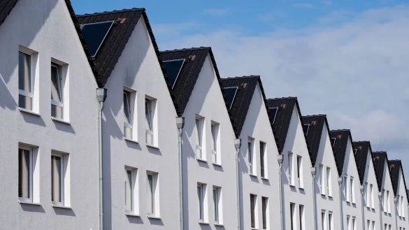 Der Markt f&uuml;r Mietwohnungen bleibt unter Druck - vor allem abseits Metropolen ziehen die Preise an. (Archivbild) - &copy; Julian Stratenschulte/dpa