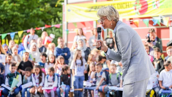 Nordrhein-Westfalens Schulministerin Dorothee Feller (CDU) spricht mit Erstkl&auml;sslern &uuml;ber sichere Schulwege. - &copy; Christoph Reichwein/dpa