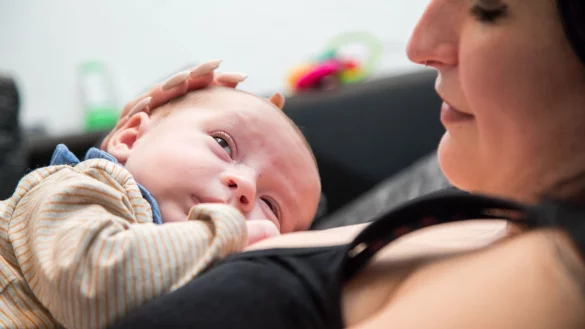 Plagiozephalie kann in den ersten vier bis zw&ouml;lf Wochen auftreten, wenn S&auml;uglinge eine bestimmte Schlafposition bevorzugen. - &copy; Christin Klose/dpa-tmn