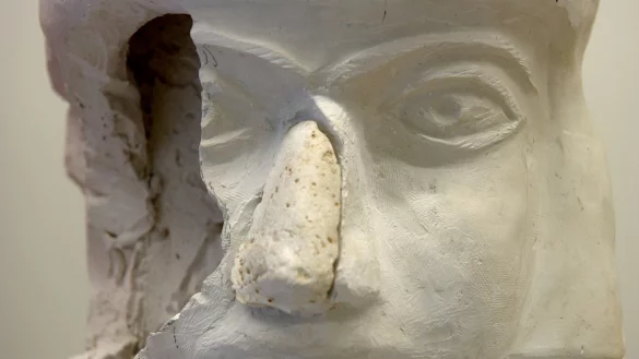 Es dr&ouml;hnt, wummert, dr&uuml;ckt im Kopf: Viele Menschen kennen Spannungskopfschmerzen. - &copy; Marc Tirl/dpa/dpa-tmn