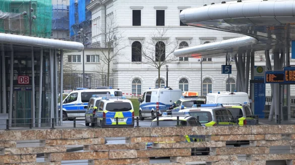 Polizifahrzeuge sind am Bahnhof im Einsatz. - &copy; Gianni Gattus/Blaulicht Solingen/dpa