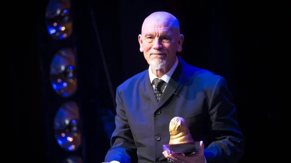 John Malkovich freut sich in Bremen &uuml;ber den &laquo;Goldenen Mops&raquo;. - &copy; Sina Schuldt/dpa