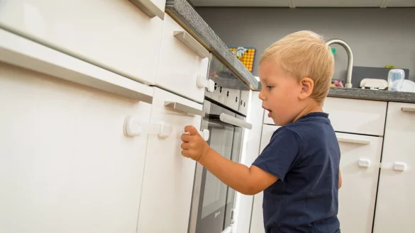 Kinder sind neugierig. Medikamente oder Putzmittel geh&ouml;ren daher unter Verschluss. - &copy; Christin Klose/dpa-tmn/dpa