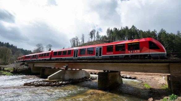 Ein Triebwagen f&auml;hrt &uuml;ber eine vom Hochwasser im Juli 2021 zerst&ouml;rte Br&uuml;cke. - &copy; Harald Tittel/dpa