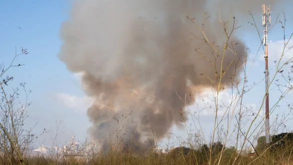 Nach dem Einschlag von Teilen einer Huthi-Rakete ist in Israel ein Feuer ausgebrochen. - &copy; Ilia Yefimovich/dpa