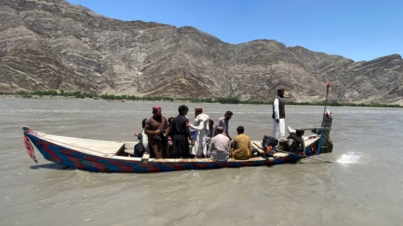 Nach eigenen Angaben sind Anwohner im Bezirk Mohmand Dara auf Boote als Transportmittel angwiesen, weil es keine Br&uuml;cke gibt, die &uuml;ber den Fluss f&uuml;hrt. - &copy; Uncredited/AP/dpa