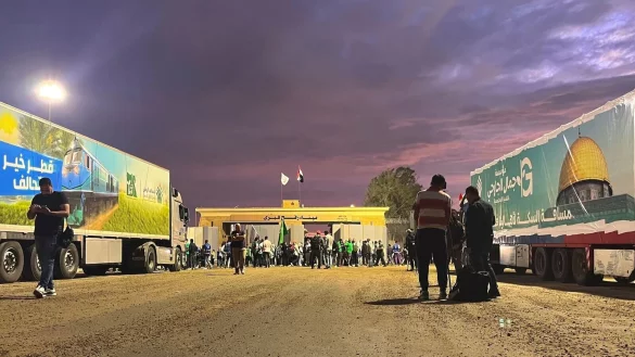 Der Grenz&uuml;bergang Rafah in &Auml;gypten: Mehr als 100.000 Pal&auml;stinenser sind seit Kriegsbeginn ins benachbarte &Auml;gypten gefl&uuml;chtet. - &copy; Omar Aziz/AP/dpa