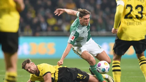 Werders Niklas Stark (r) k&auml;mpft gegen Dortmunds Niclas F&uuml;llkrug um den Ball. - &copy; Carmen Jaspersen/dpa