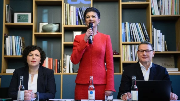 Sahra Wagenknecht (M) beim zusammen mit Amira Mohamed Ali (l) und Ralph Suikat Gründungsakt der Partei "Bündnis Sahra Wagenknecht - für Vernunft und Gerechtigkeit" (BSW) in Berlin. - © Bernd von Jutrczenka/dpa
