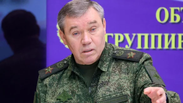 Der Chef des russischen Generalstabs, Waleri Gerassimow, besucht vergleichsweise selten das Kriegsgebiet in der Ukraine. (Archivbild) - © Gavriil Grigorov/Pool Sputnik Kremlin/AP/dpa