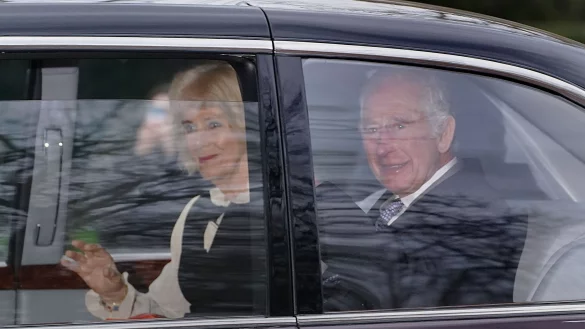 K&ouml;nig Charles III. und K&ouml;nigin Camilla verlassen in einer Limousine das Clarence House in London. - &copy; James Manning/PA Wire/dpa