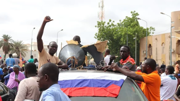 Demonstranten in Nigers Hauptstadt Niamey nach dem Milit&auml;rputsch im vergangenen Sommer. Der Niger wendet sich wie zuvor seine Nachbarn Mali und Burkina Faso von den westlichen Partnern, insbesondere Ex-Kolonialmacht Frankreich, ab und Russland zu. - &copy; Djibo Issifou/dpa