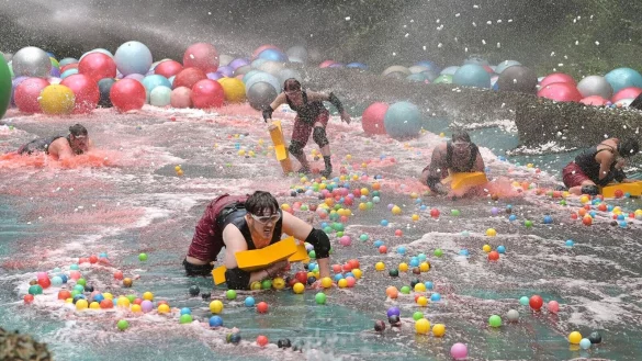 Fabio Knez, Twenty4Tim, Lucy Diakovska, Mike Heiter und Leyla Lahouar k&auml;mpfen am Tag 16 des RTL-Dschungelcamps &laquo;Ich bin ein Star - Holt mich hier raus!&raquo; gegen heftigen Wind und sintflutartigen Starkregen. - &copy; Stefan Thoyah/RTL/dpa