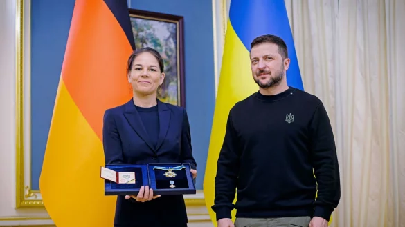 Der ukrainische Pr&auml;sident Wolodymyr Selenskyj zeichnete Au&szlig;enministerin Annalena Baerbock mit dem Jaroslaw-Orden aus. - &copy; Photothek.net/Thomas Trutschel/Ausw&auml;rtiges Amt/dpa